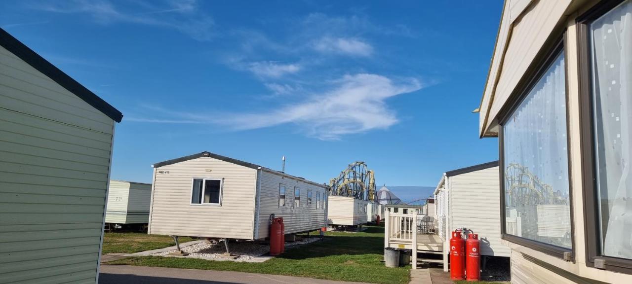 Lovely Caravan At Ingoldmells Just Behind Sealands Apartment Екстериор снимка